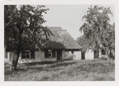 M 11719 Boerenwoning met schuren aan het zogenaamde Galgeveld (ten oosten van de Latensteinseweg) gefotografeerd in ...