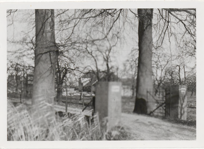 M 11722 Ingang met hekposten van het huis (boerderij) Latenstein, december 1961