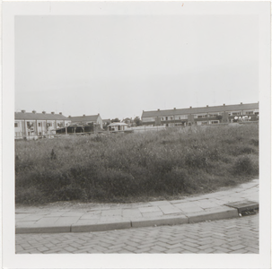 M 11727 Nieuwe wijken in Tiel-Oost in aanbouw. Omgeving Grotebrugse Grintweg/Medelsestraat, juni 1963