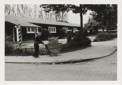 M 11732 Fouwke de Wit, bekende hoogbejaarde Tielenaar, in oktober 1963 gefotografeerd bij de zogenaamde Finse school, ...