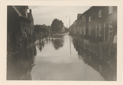 M 11737 Tijdens een hevige regenbui begin juni 1965 liep de zogenaamde Korte Binnenhoek onder water. Opname richting ...