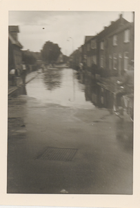 M 11738 Tijdens een hevige regenbui begin juni 1965 liep de zogenaamde Korte Binnenhoek onder water. Opname richting ...