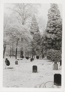 M 11747 Winters beeld op de begraafplaats aan de Lingedijk, maart 1964. De op de foto afgebeelde graftrommels waren in ...