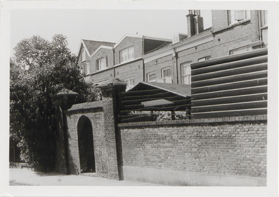 M 11759 Achteruitgang van het voormalige gymnasium aan het Sint-Walburgkerkpad, augustus 1965