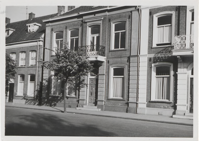 M 11763 Woningen aan de Prinses Beatrixlaan (zuidzijde) genummerd van links naar rechts: 15, 17 en 19, begin jaren zestig