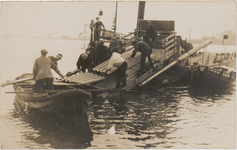 M 11774 De gierpont in de problemen omdat een vrachtauto met golfplaten voor een te vroege afvaart heeft gezorgd. De ...