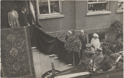 M 11775 Woensdag 21 mei 1924. Koningin Wilhelmina brengt een bezoek aan Tiel. Op de foto verlaat zij het stadshuis aan ...