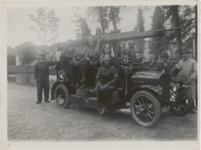 M 11779 Leden van het brandweerkorps (reddingsbrigade) en enkele brandmeesters poseren met hun 1ste motorspuit voor de ...