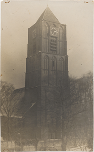 M 11783 De Sint-Maartenskerk en toren vanaf het weeshuis. De opname is gemaakt in 1928. Hoort mogelijk bij een ...
