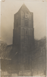 M 11783 De Sint-Maartenskerk en toren vanaf het weeshuis. De opname is gemaakt in 1928. Hoort mogelijk bij een ...