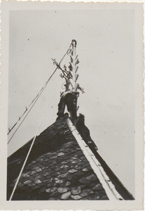 M 11805 De kap van de Sint-Maartenstoren met spits waarlangs een trap wordt gemonteerd