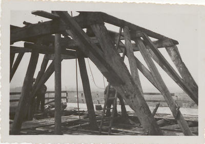 M 11808 De zware houten balken laten duidelijk de kapconstructie zien van de Sint-Maartenstoren