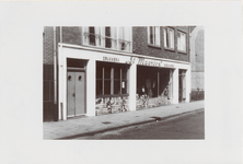 M 11824 De drukkerij Sint-Maarten aan de Damstraat. De ondergevel is versierd met een tegelmozaïek dat ontworpen is ...
