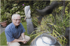 M 11841 Foto van Wim Veerman in de tuin, voormalig directeur van het Regionaal Archief Rivierenland
