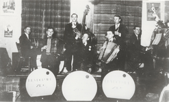 M 11858 Muziekband De Vrolijke Zes met Van den Heuvel, Bart Schreuder en Lien van de Berg
