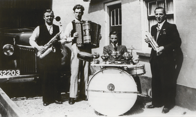 M 11859 Muziekband The Swing Brothers, band in en na de Tweede Wereldoorlog met Has van den Heuvel, Bart Schreuders, ...