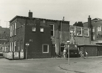M 1187 Het clubhuis de Poort, aan de Koninginnenstraat, wordt vanwege de uitbreiding van de bibliotheek gesloopt. In ...