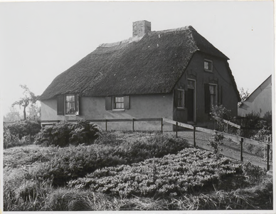 M 11879 Huis op een vluchtheuvel in het Ommerenseveld
