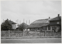 M 11922 Een boerderij in Ommeren met aan de achterzijde twee bergen voor de opslag van koren