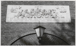 M 11959 Reliëf van het gemeentehuis in Beusichem, aangeboden door de bevolking van Culemborg aan Beusichem voor hulp en ...