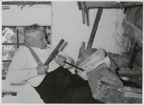 M 11974 Klompenmaker Koos van de Kant aan het werk