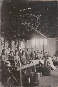 M 11976 In een werkplaats bij Van Fastenhout poseren jonge fabrieksarbeiders voor de fotograaf