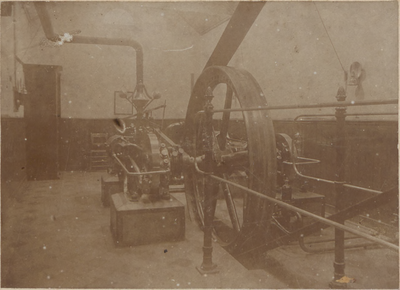 M 11978 De zware stoommachine in de fabriek van Van Fastenhout