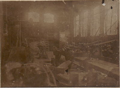 M 11979 Een werkplaats met verschillende machines in de fabriek van Van Fastenhout