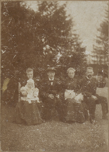 M 11993 Een groepsfoto met links Josina Johanna Van Fastenhout-Schouten (1873-1946) met op haar schoot Gerarda van ...