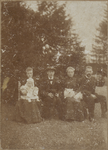 M 11993 Een groepsfoto met links Josina Johanna Van Fastenhout-Schouten (1873-1946) met op haar schoot Gerarda van ...