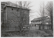 M 12001 De Thomas van Aquinoschool aan de Jacob Cremerstraat. De zijkant rechts met op de achtergrond het gebouw dat ...