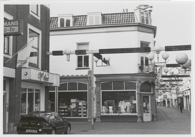 M 12009 Pand Waterstraat nr. 29, lingeriewinkel op de hoek met de Kerkstraat