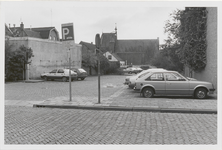 M 12017 De huizen en parkeerplaats aan de achterzijde van de Kerkstraat en Ambtmanstraat naast Ceciliakapel
