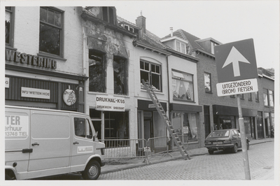 M 12025 Brand in het pand van Van de Heuvel in de Tolhuisstraat. Op het moment van de brand was daar de Drukhal K'85 ...