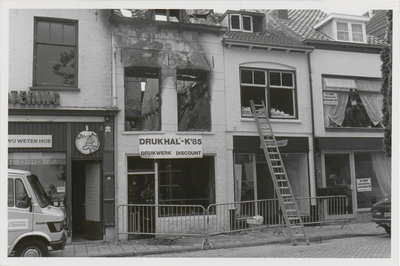 M 12026 Brand in het pand van Van de Heuvel in de Tolhuisstraat. Op het moment van de brand was daar de Drukhal K'85 ...