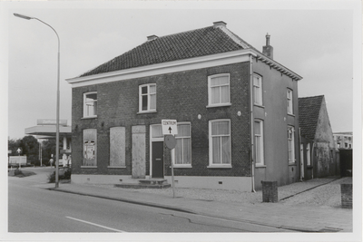 M 12027 Voormalig woonhuis van de familie Th. J. Romijn aan de Nieuwe Tielseweg. Het pand is kort na de opname ...