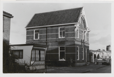 M 12045 School B aan de Binnenweg. Sinds 1950 werd deze school aangeduid als AII. In de hoofdenwoning startte in 1944 ...