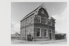 M 12047 School B aan de Binnenweg. Sinds 1950 werd deze school aangeduid als AII. In de hoofdenwoning startte in 1944 ...