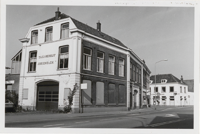 M 12051 De kruising Grotebrugse Grintweg, Hoveniersweg met het taxibedrijf Briene, kapsalon B. Jansen en de wijkwinkel