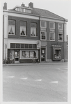 M 12052 De kruising Grotebrugse Grintweg, Hoveniersweg met de kapsalon B. Jansen en de wijkwinkel