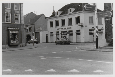 M 12054 De kruising Grotebrugse Grintweg, Hoveniersweg en de verfwinkel Jan van Wijk