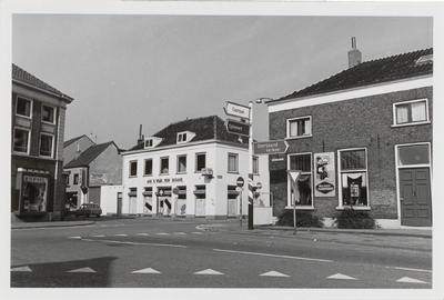 M 12055 De kruising Grotebrugse Grintweg, Hoveniersweg met de verfwinkel Jan van Wijk en de Nieuwe Bak