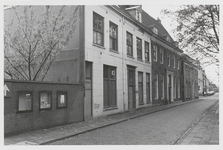 M 12072 De voorzijde van het gebouw Opwaarts aan de Sint-Walburgstraat