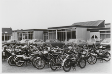 M 12082 Bromfietsen op een schoolplein, bij het ROC aan de Bachstraat