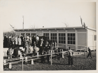 M 12093 Bezoekers van een wedstrijd van T.E.C. (Tielse Eendracht Combinatie) staan voor de kantine te wachten