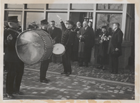 M 12094 De installatie van N.F. Cambier van Nooten (Konijnenwal 25). De burgemeester en zijn echtgenote (geheel rechts) ...