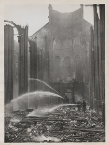 M 12096 In juli 1938 ontstaat in de kerktoren van de Sint-Dominicuskerk brand. Enkele schilders worden tegen hun wil ...