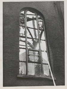 M 12098 In juli 1938 ontstaat in de kerktoren van de Sint-Dominicuskerk brand. Enkele schilders worden tegen hun wil ...