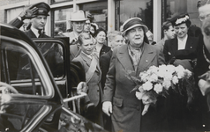 M 12100 Bezoek van Koningin Wilhelmina aan Tiel. Ze wordt opgewacht aan het Tielse station. E