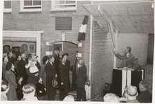 M 12103 Het winkelhuis van de heer P. Visee in de Gasthuisstraat in Tiel is de 50.000ste permanente woning, die na de ...